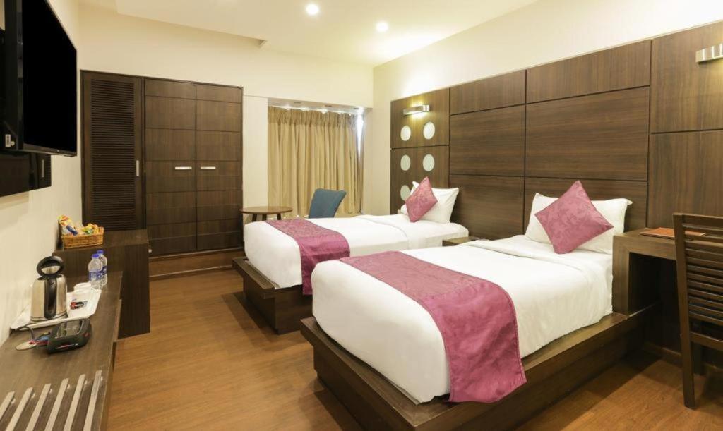 Hotel Green Plaza At Airport Ню Делхи Екстериор снимка
